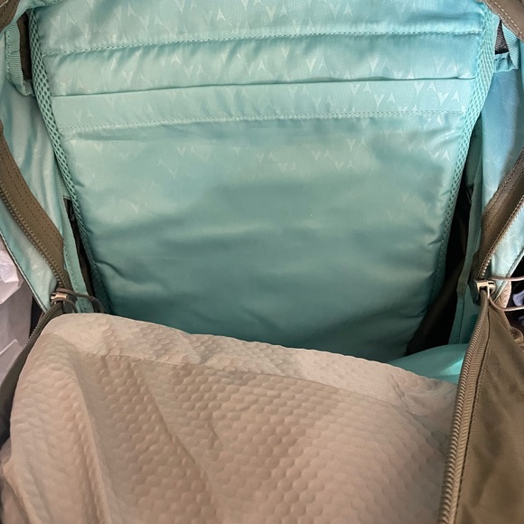 Osprey backback - Picture 2 of 4